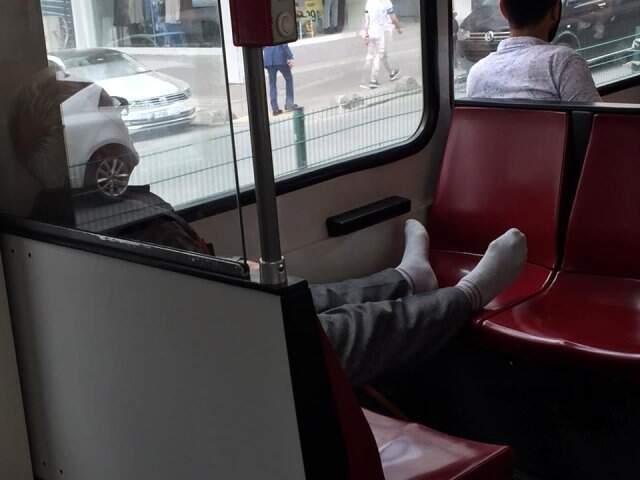 Yaşlı Adam, Tramvayda Ayakkabısını Çıkartıp Ayaklarını Uzattı