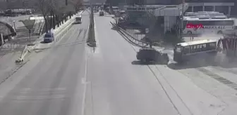 Milli Egemenlik Caddesi: Zonguldak Otomobilin ile Minibüsün Çarpışma Anı Kameraya Yansıdı Milli Egemenlik Caddesi: Zonguldak Otomobilin ile Minibüsün Çarpışma Anı Kameraya Yansıdı