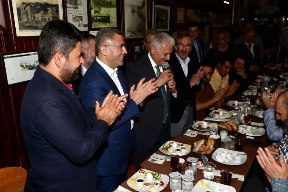 Binali Yıldırım Sahurda Çengelköy'de Vatandaşlarla Bir Araya Geldi
