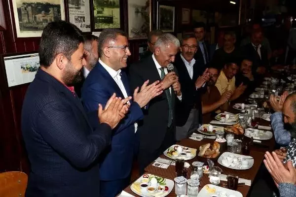 Binali Yıldırım Sahurda Çengelköy'de Vatandaşlarla Bir Araya Geldi