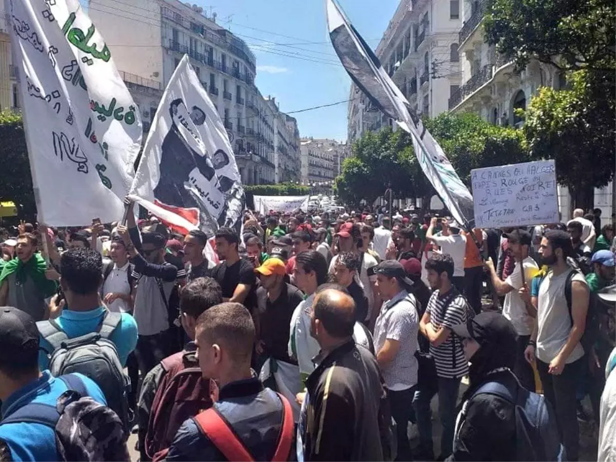 Cezayirli Öğrenciler Sokaklara Döküldü