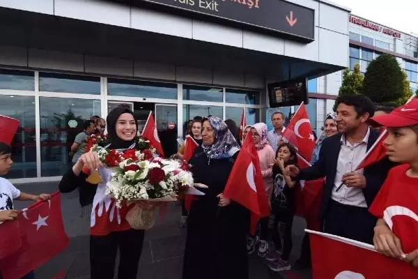 Dünya Şampiyonu Kickboksçuya Memleketinde Coşkulu Karşılama
