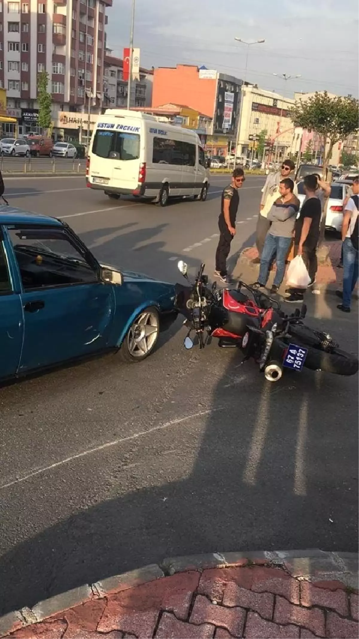 Ehliyetsiz Sürücü Yunus Ekibine Çarptı, 2 Polis Yaralandı
