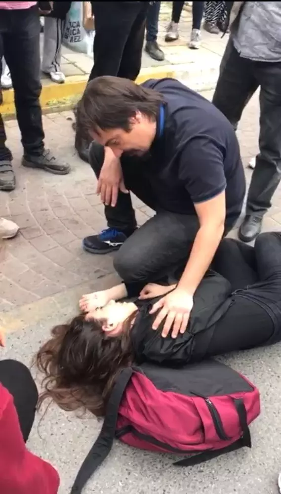Genç Kız, Kapısı Açık Minibüsten Yola Düştü Haberler