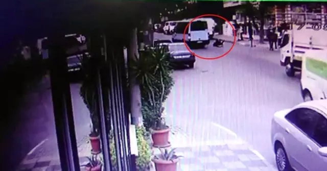 Genç Kız Kapısı Açık Minibüsten Böyle Düştü