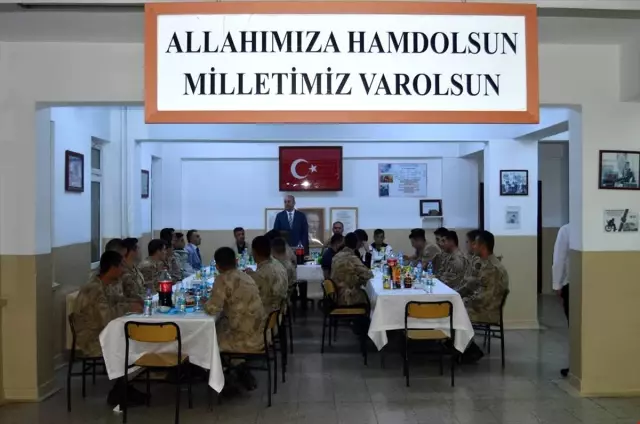 Gölova Kaymakamı Karaosmanoğlu, Askerlerle İftarda Bir Araya Geldi Gölova Kaymakamı Karaosmanoğlu, Askerlerle İftarda Bir Araya Geldi