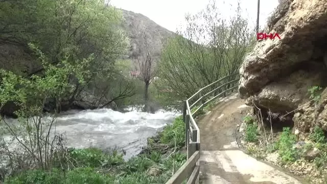 Gümüşhane Tomara Şelalesi'ne Ziyaretçi Akını Gümüşhane Tomara Şelalesi'ne Ziyaretçi Akını
