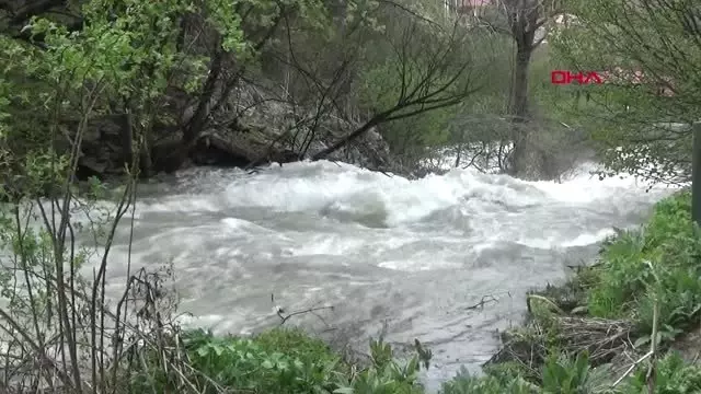 Gümüşhane Tomara Şelalesi'ne Ziyaretçi Akını Gümüşhane Tomara Şelalesi'ne Ziyaretçi Akını