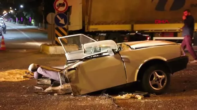 Kazada Otomobil Ortadan İkiye Bölündü