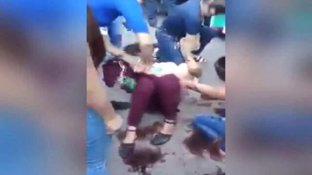 Meksika'da Hırsızlık Yaptıkları İddia Edilen Kadınların Döverek Elbiselerini Kesitler!