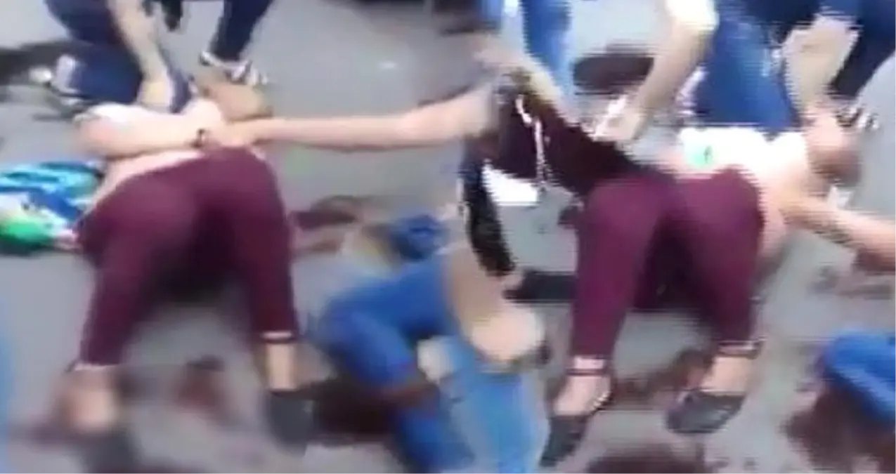 Meksika'da Vatandaşlar Hırsızlık Yaptığı İddia Edilen Kadınları Döverek Elbiselerini Kesti!