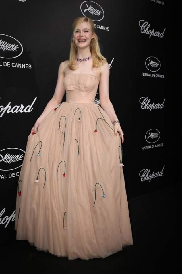 Oyuncu Elle Fanning, Kıyafetinin Darlığı Yüzünden Bayıldı
