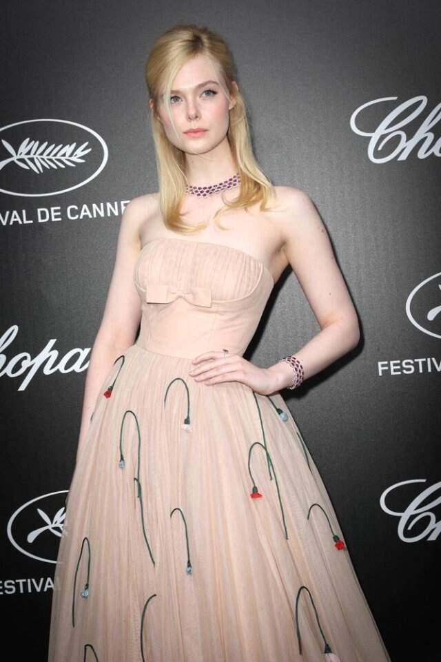 Oyuncu Elle Fanning, Kıyafetinin Darlığı Yüzünden Bayıldı