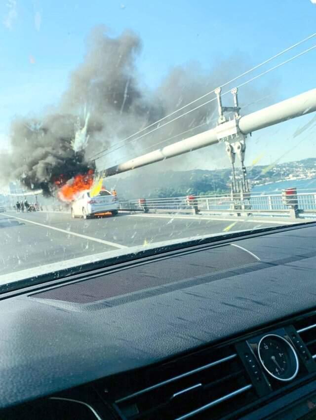Son Dakika! 15 Temmuz Şehitler Köprüsü'nde Araç Yangını! Ekipler Müdahale Ediyor