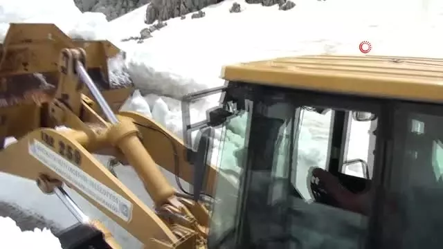 Antalya'da Karla Mücadele... İş Makineleri Yüksekliği 10 Metreyi Bulan Karla Kaplı Yolların...
