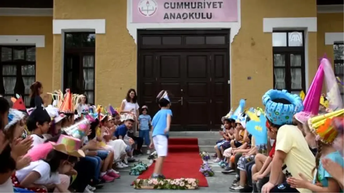 Atık Malzemelerden 'Çılgın Şapkalar' Defilesi