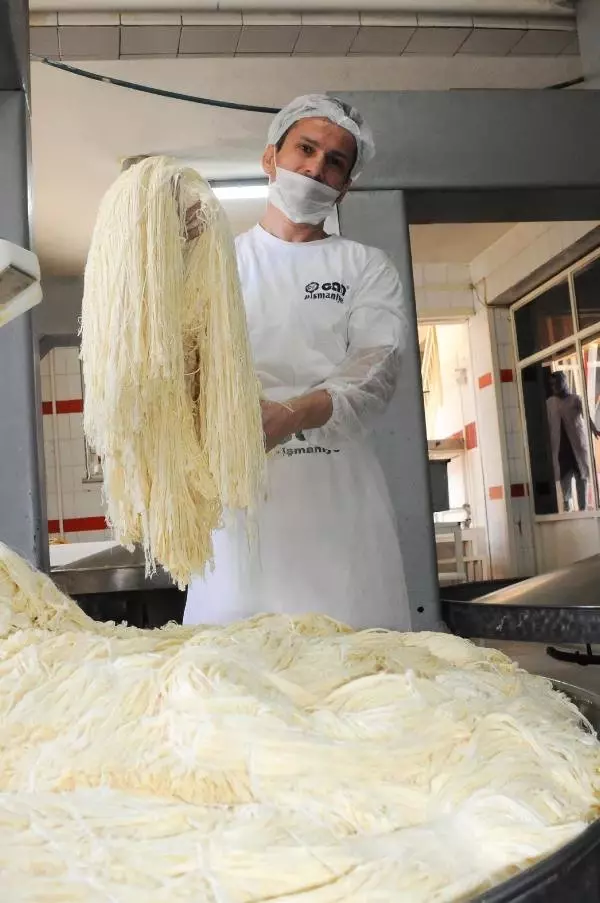 Bayram Öncesi Pişmaniye Üretimi Arttı Bayram Öncesi Pişmaniye Üretimi Arttı
