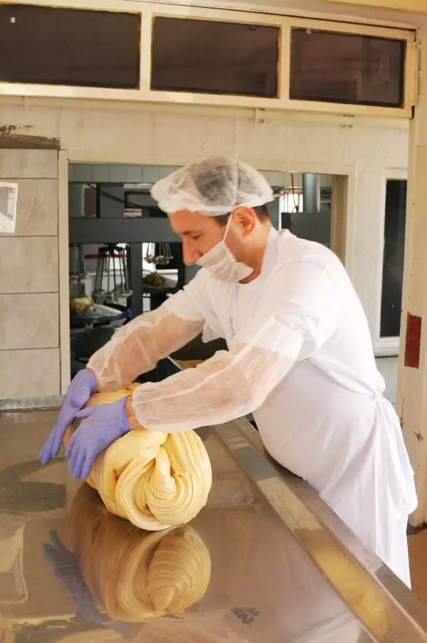 Bayram Öncesi Pişmaniye Üretimi Arttı Bayram Öncesi Pişmaniye Üretimi Arttı