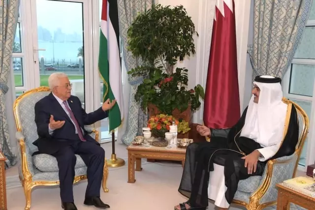Filistin Devlet Başkanı Abbas Doha'da Katar Emiri ile Görüştü