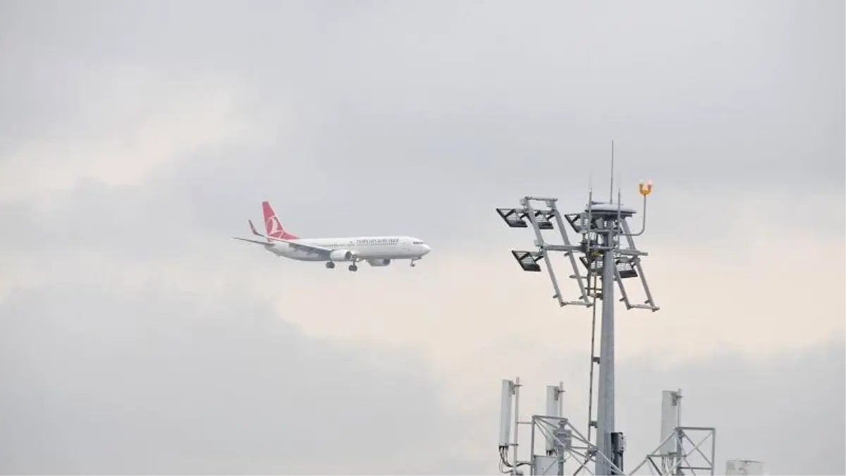 İstanbul Havalimanın'da Kaza: THY Uçağı Elektirik Direğine Çarptı