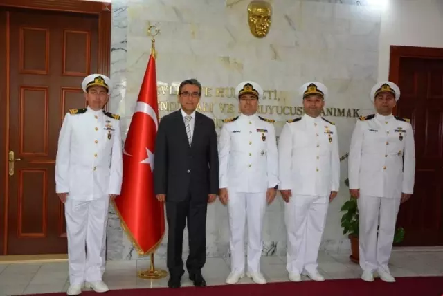 Kuşadası'nda Askeri Gemiler Ziyarete Açıldı Kuşadası'nda Askeri Gemiler Ziyarete Açıldı