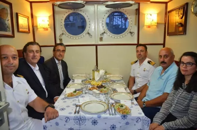Kuşadası'nda Askeri Gemiler Ziyarete Açıldı Kuşadası'nda Askeri Gemiler Ziyarete Açıldı