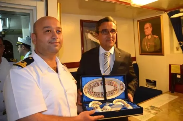 Kuşadası'nda Askeri Gemiler Ziyarete Açıldı Kuşadası'nda Askeri Gemiler Ziyarete Açıldı