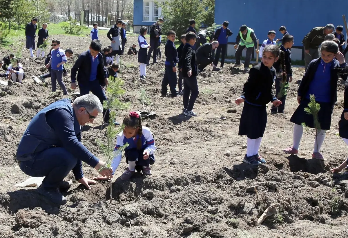 Okul Bahçeleri 'Bir Fidanın Olsun' Projesiyle Hayat Bulacak
