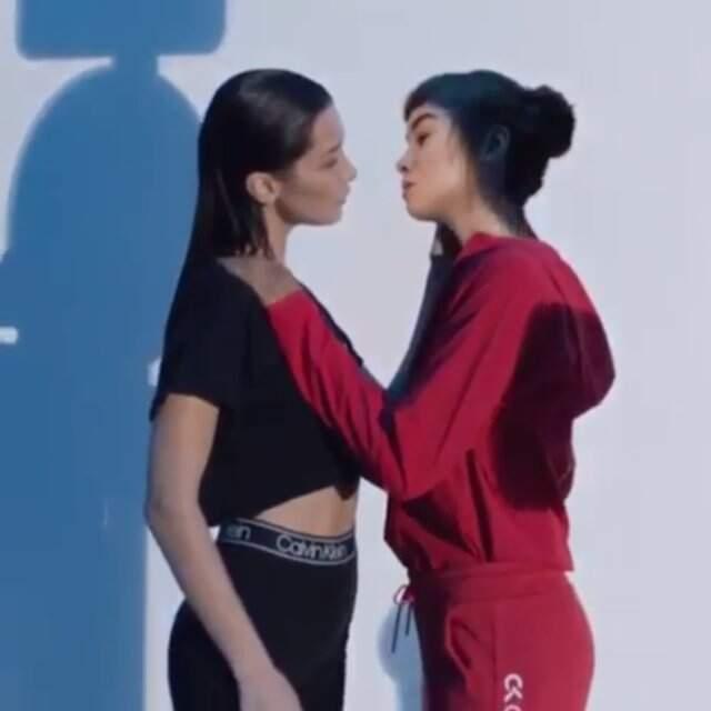 Sosyal Medyayı Ayaklandıran Reklam! Bella Hadid, Kurgusal Karakterle Öpüştü