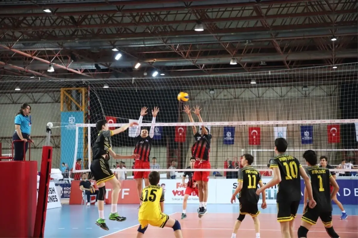Voleybol Festivali'nde Saha Küçüklerin
