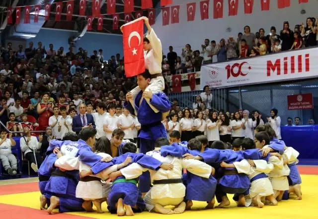 100. Yılda Tüm Türkiye'de Sporun Bayramı 100. Yılda Tüm Türkiye'de Sporun Bayramı