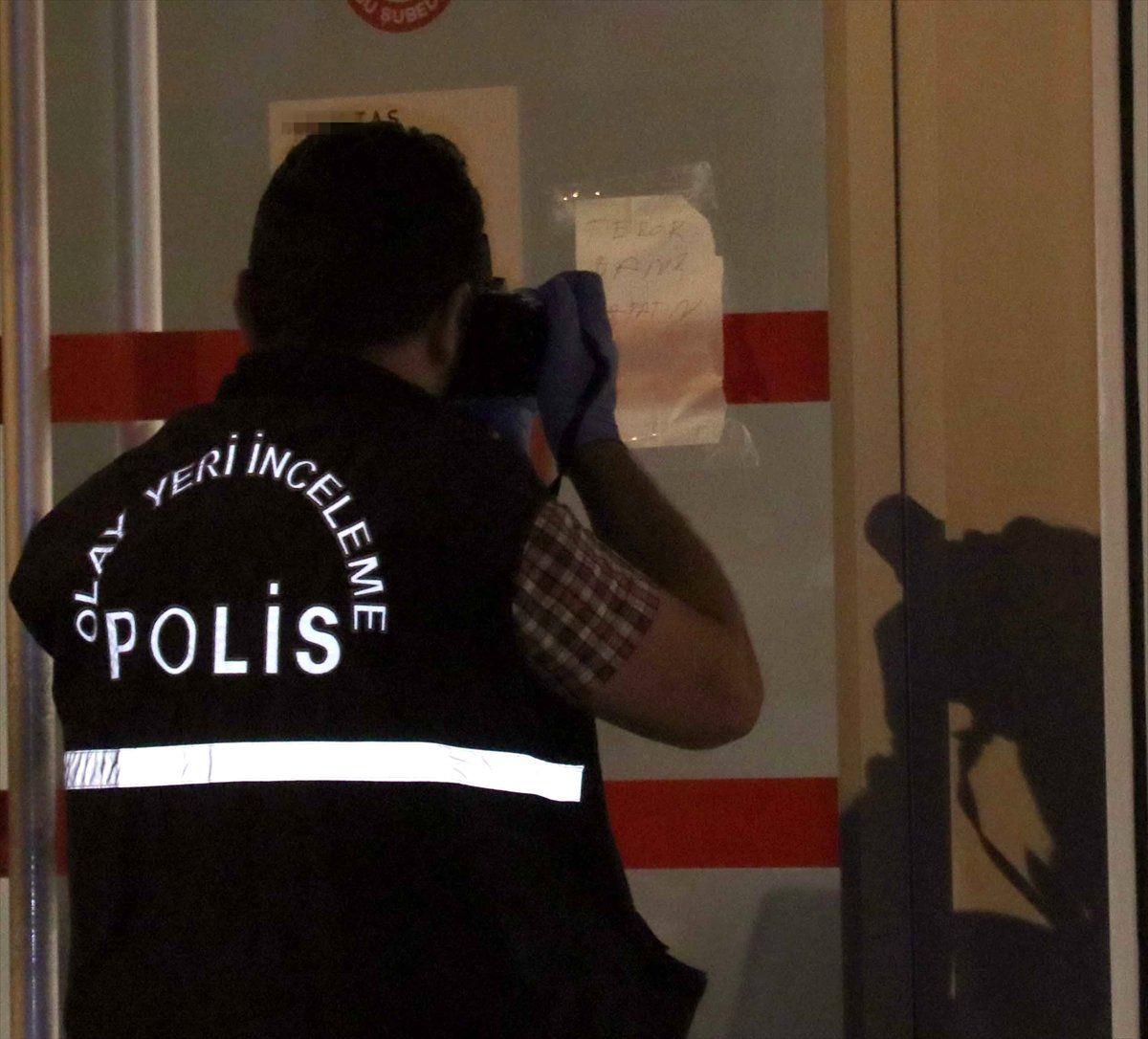Banka Kapısına Yapıştırılan 'Terör Bank Kapatın' Notu Polisi Alarma Geçirdi