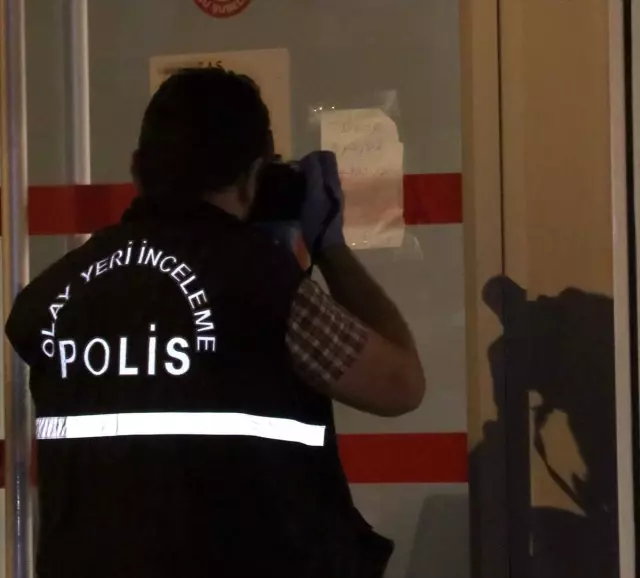 Banka Kapısına Yapıştırılan