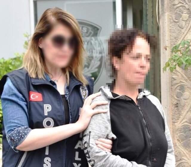 Gözü Dönmüş Cani, Başına Saksıyla Vurup Bıçakladığı Arkadaşının Cesedini Kanala Atmak İsterken Yakalandı