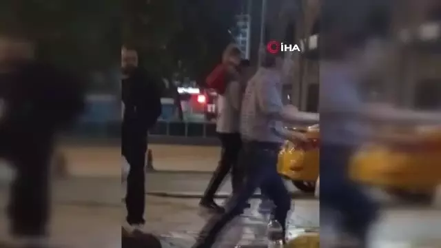 İstanbul'da Atm Makinesini Döven Adam Kamerada İstanbul'da Atm Makinesini Döven Adam Kamerada