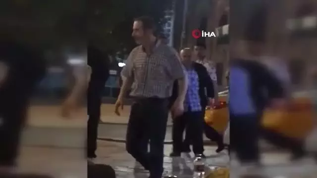 İstanbul'da Atm Makinesini Döven Adam Kamerada İstanbul'da Atm Makinesini Döven Adam Kamerada