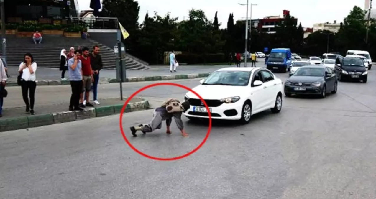 Kaplumbağa Kostümü Giyen Adam, Araçların Önüne Atlayarak Kurallara Dikkat Çekti