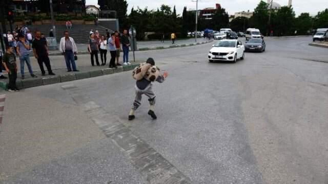 Kaplumbağa Kostümü ile Araçların Önüne Atlayıp Kurallara Dikkat Çekti