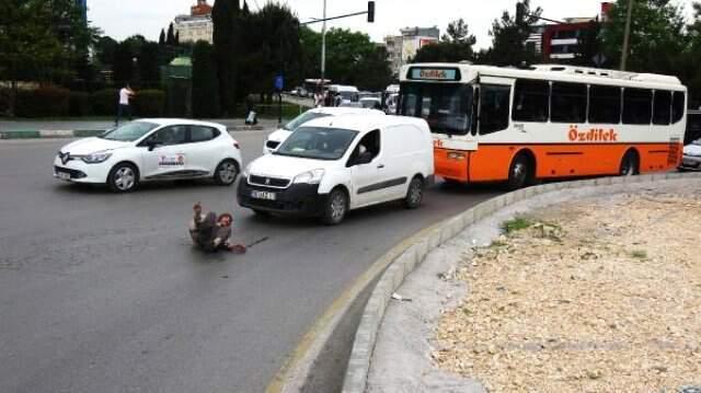 Kaplumbağa Kostümü ile Araçların Önüne Atlayıp Kurallara Dikkat Çekti