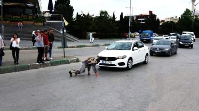 Kaplumbağa Kostümü ile Araçların Önüne Atlayıp Kurallara Dikkat Çekti