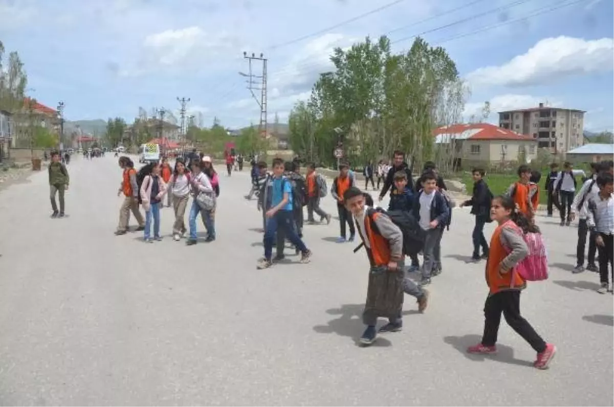 Küçük Meryem'in kazada öldüğü yolda arkadaşlarından eylem