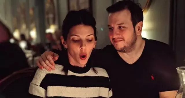 Şahan Gökbakar Eşiyle 4'üncü Evlilik Yıldönümlerini, Eskilerin Diliyle Söylenen Bir Notla Kutladı Şahan Gökbakar Eşiyle 4'üncü Evlilik Yıldönümlerini, Eskilerin Diliyle Söylenen Bir Notla Kutladı