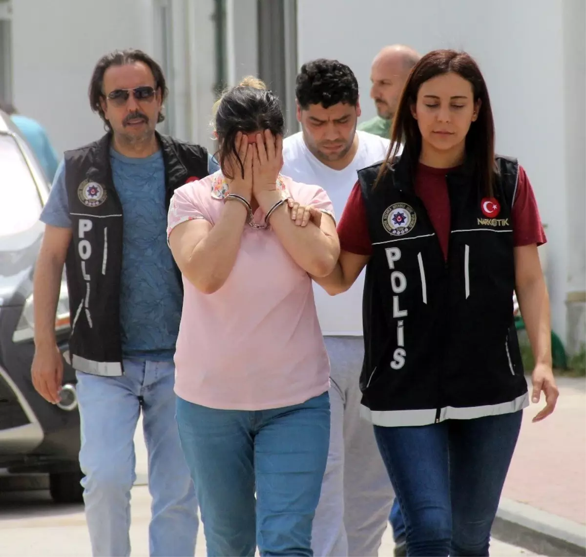 Torbacılık Suçundan Tutuklanan Kadın, Gözyaşlarına Boğuldu