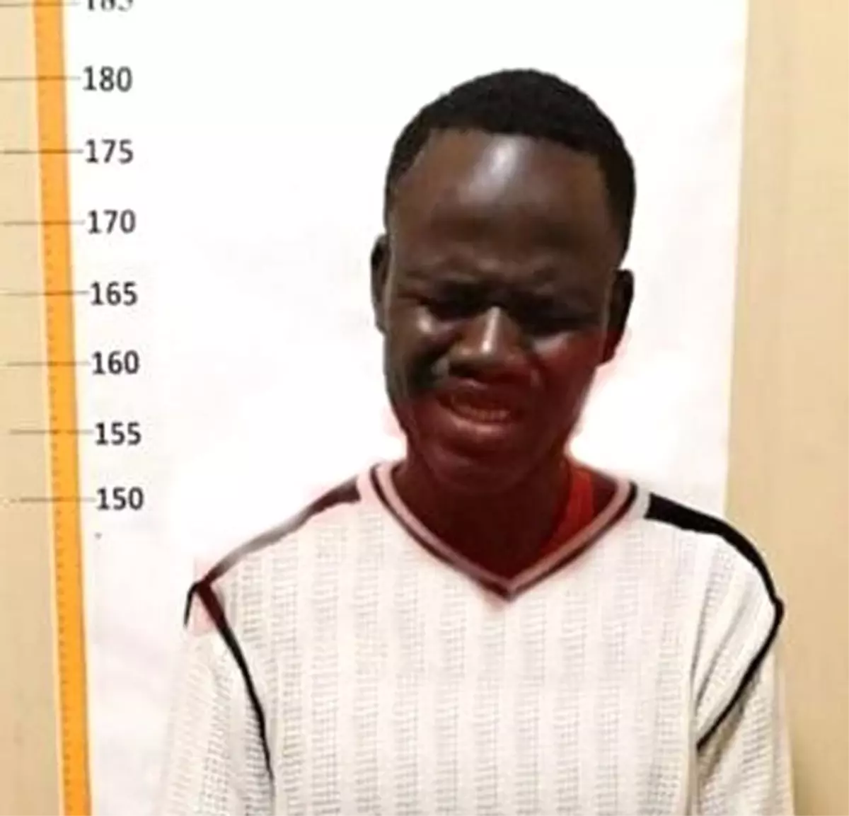 Afrikalı Gencin Üzerinden Anne ve Babasının Bağırsakları Çıktı