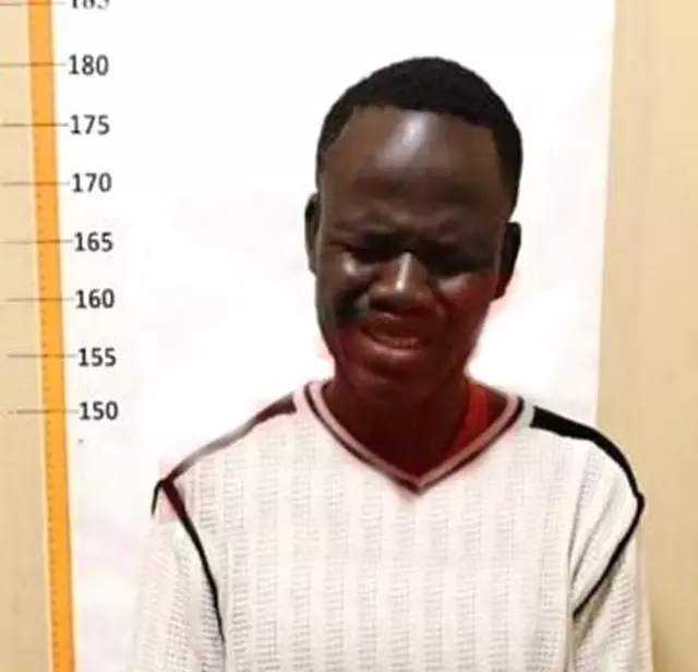 Afrikalı Gencin Üzerinden Anne ve Babasının Bağırsakları Çıktı
