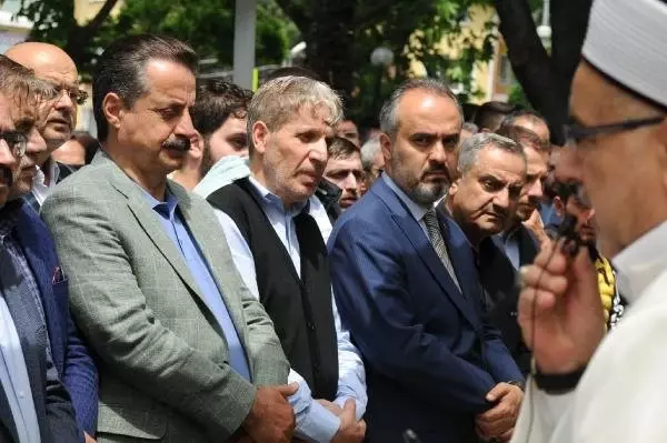 AK Parti'li yöneticinin kalp krizinden ölen oğlu, toprağa verildi AK Parti'li yöneticinin kalp krizinden ölen oğlu, toprağa verildi