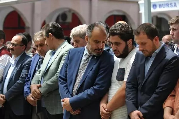 AK Parti'li yöneticinin kalp krizinden ölen oğlu, toprağa verildi AK Parti'li yöneticinin kalp krizinden ölen oğlu, toprağa verildi