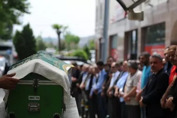 AK Parti'li yöneticinin kalp krizinden ölen oğlu, toprağa verildi AK Parti'li yöneticinin kalp krizinden ölen oğlu, toprağa verildi