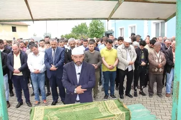 Balkondan düşen minik Mert Muzaffer, toprağa verildi Balkondan düşen minik Mert Muzaffer, toprağa verildi
