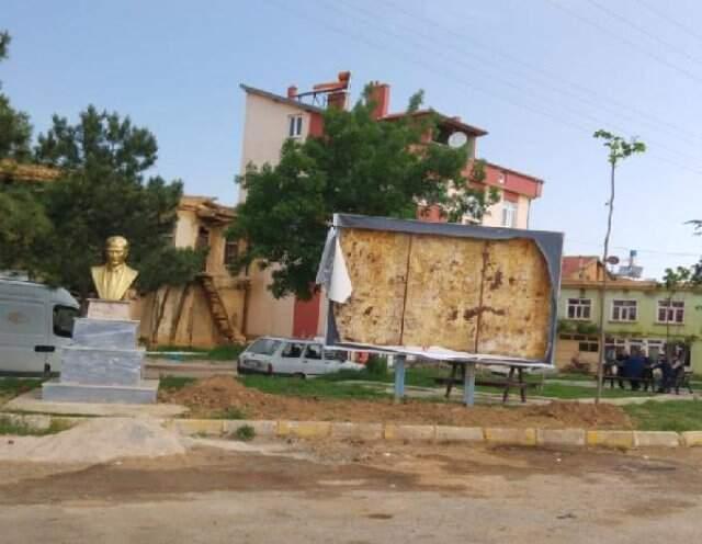 Belediye Başkanı, Teşekkür Afişinin Yırtılması Nedeniyle Çıkan Tartışmada Öldürülmüş